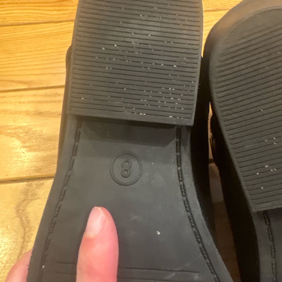 Universal Thread Size 8 Faux Leather Nora V-Cut Black Ankle Booties - Picture 6 of 8